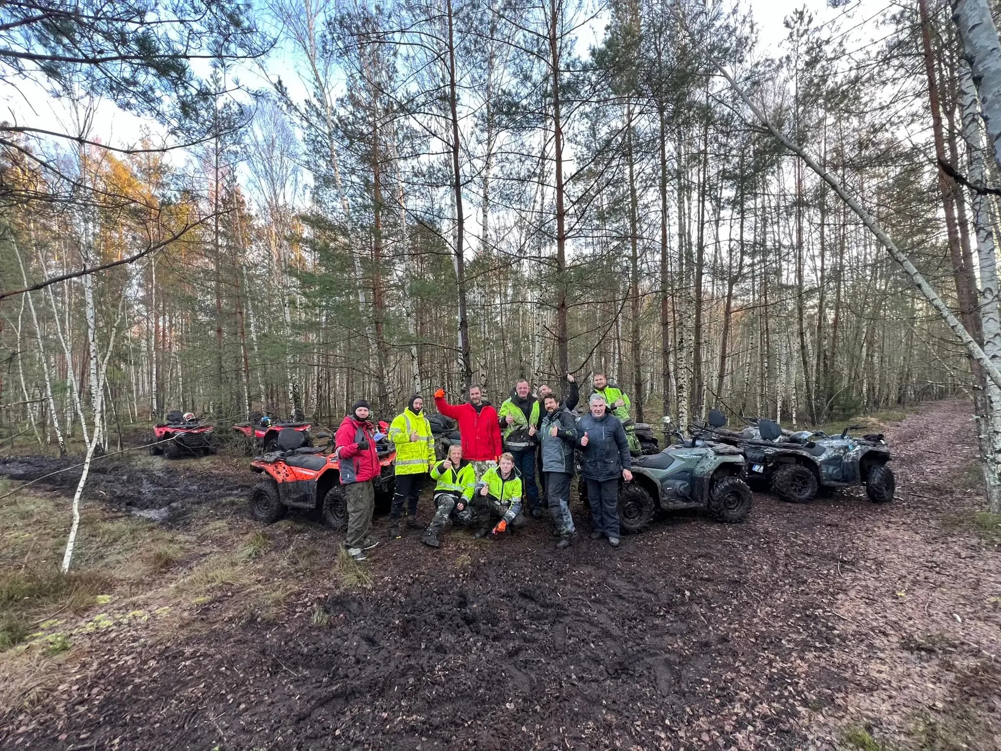 Draugu kompānija ar MotoGuru nomas kvadracikliem dodas kopīgā izbraucienā pa meža un bezceļa maršrutu.
